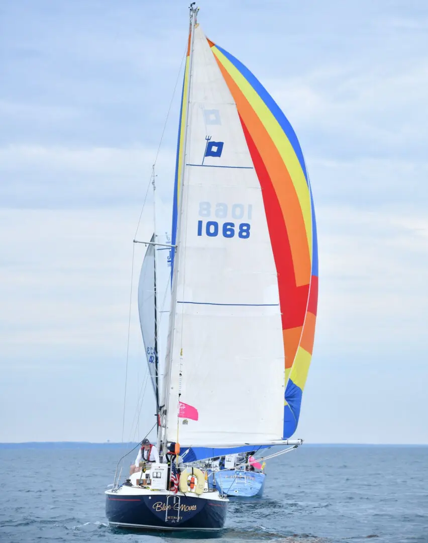 A sail boat with the name " 1 0 6 8 " on it.